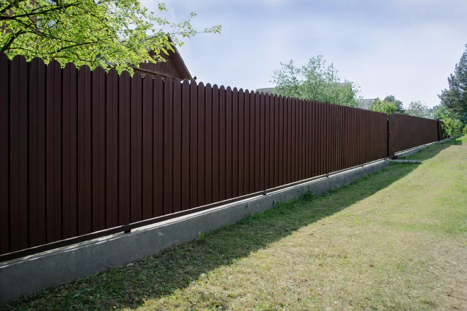 Профнастил C10 B для забора фигурный Grand Line РЕ 0,45 мм RAL 8017 шоколад купить в санкт-петербурге