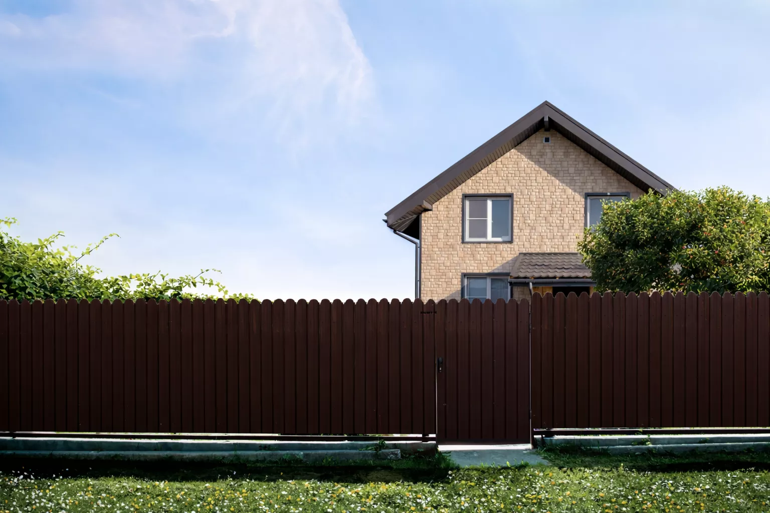 Профнастил C10 B для забора фигурный Grand Line РЕ 0,45 мм RAL 8017 шоколад купить в санкт-петербурге