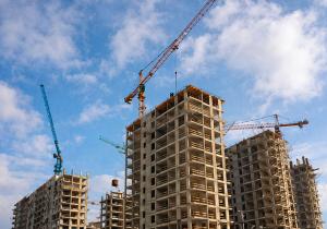 Рынок жилья в России сталкивается с ростом цен и сокращением числа новых объектов. Минстрой совместно с другими ведомствами готовит комплекс мер по удешевлению строительства, включая внедрение цифровых технологий и повышение эффективности работы на стройплощадках.