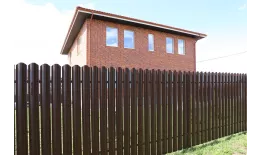 Штакетник Круглый фигурный 0,5 Satin RAL 8017 шоколад купить в санкт-петербурге