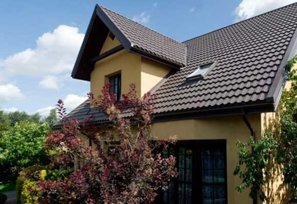 дом в стиле кантри с крышей из металлочерепицы